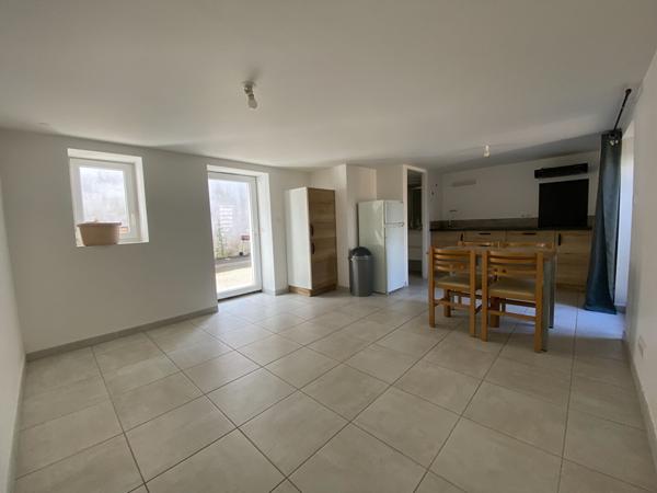 STUDIO MEUBLÉ AVEC COURETTE PRIVATIVE ? SAINT-COLOMBAN