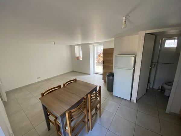 STUDIO MEUBLÉ AVEC COURETTE PRIVATIVE ? SAINT-COLOMBAN