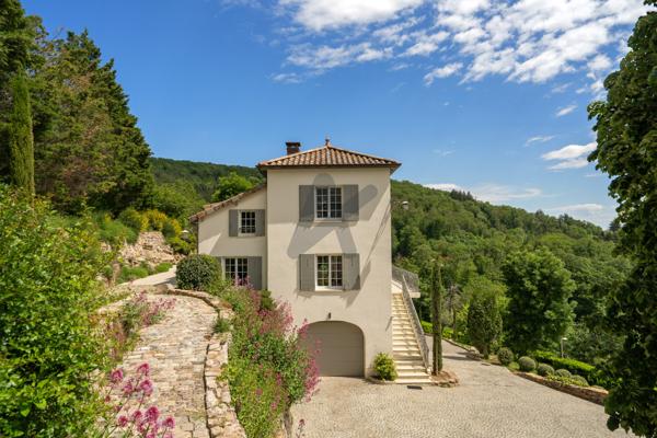 LIMONEST, village à pied et vue exceptionnelle pour cette propriété familiale 6 chambres entièrement rénovée