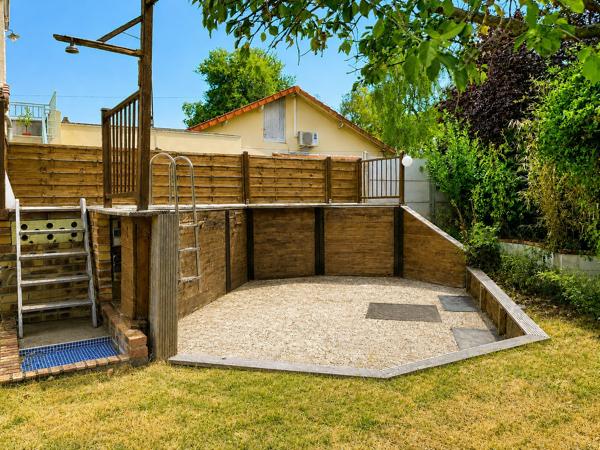 Maison
         6 pièces
        - 150 m² Exclusivité 420 000 € *