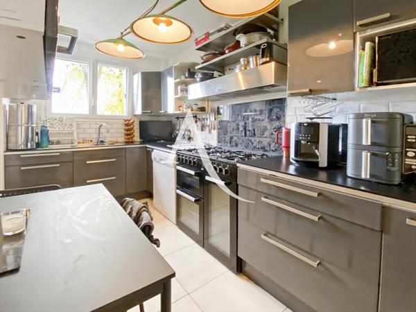 Appartement Bois D Arcy 5 pièce(s) 85 m2, 2 parkings.