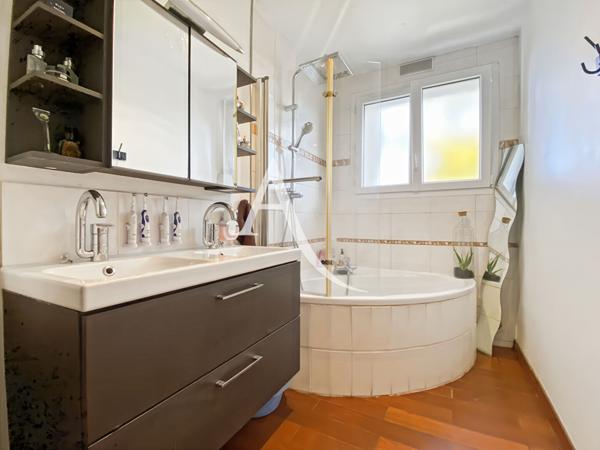 Appartement Bois D Arcy 5 pièce(s) 85 m2, 2 parkings.