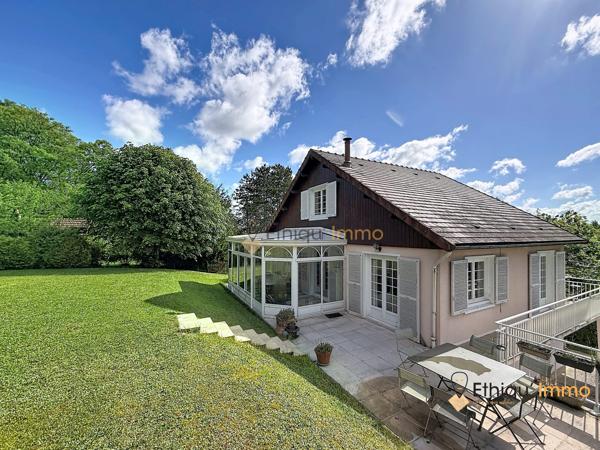 Coup de cœur assuré ! Maison familiale de 161 m² avec véranda chauffée et terrain arboré de 2 800 m²
