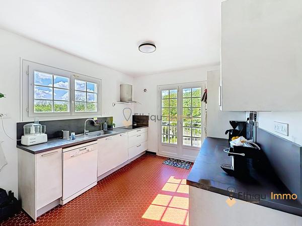 Coup de cœur assuré ! Maison familiale de 161 m² avec véranda chauffée et terrain arboré de 2 800 m²
