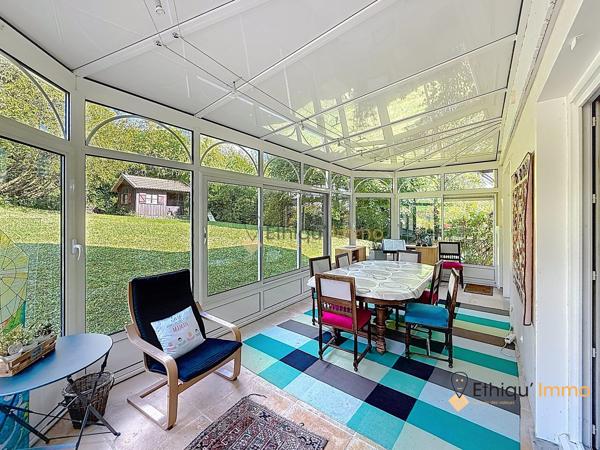 Coup de cœur assuré ! Maison familiale de 161 m² avec véranda chauffée et terrain arboré de 2 800 m²