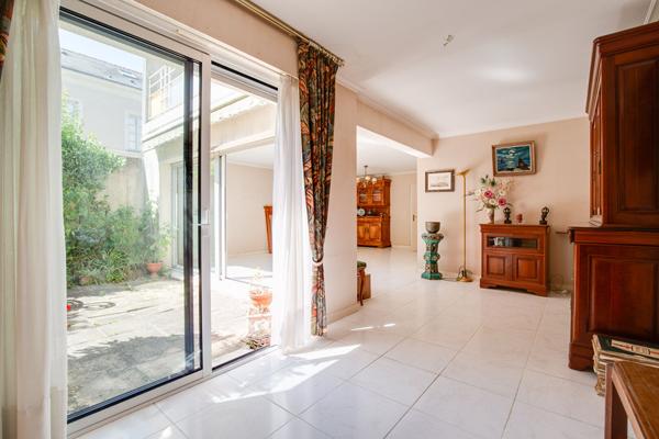 A VENDRE MAISON FAMILIALE NANTES JARDIN DES PLANTES AVEC GARAGE ET PATIO