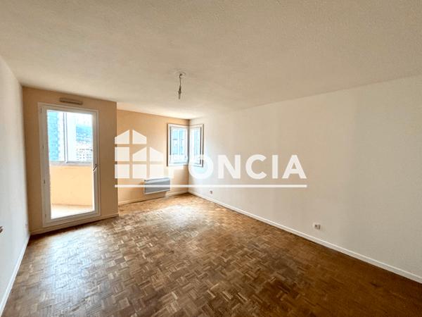 Location Appartement 3 pièces 65 m² - RUE EMILE OLLIVIER Toulon 83000
