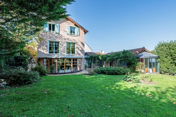 Grande maison familiale, beau jardin, calme.