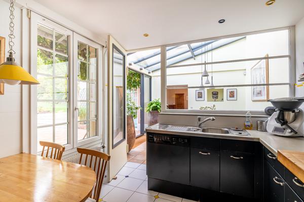 Grande maison familiale, beau jardin, calme.