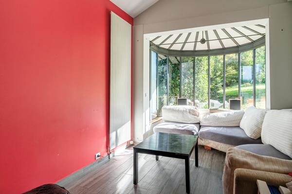 Grande maison familiale, beau jardin, calme.