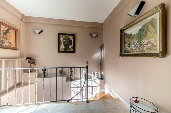 Grande maison familiale, beau jardin, calme.