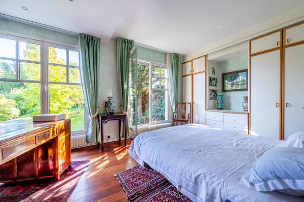 Grande maison familiale, beau jardin, calme.