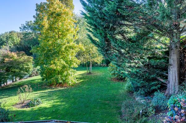 Grande maison familiale, beau jardin, calme.