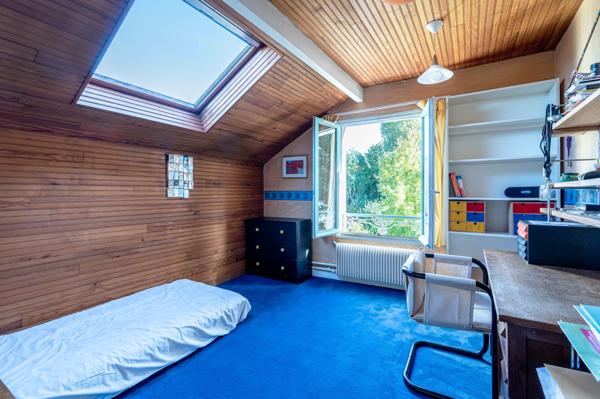 Grande maison familiale, beau jardin, calme.