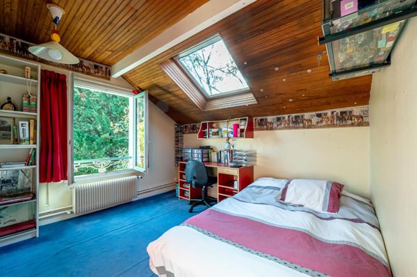 Grande maison familiale, beau jardin, calme.