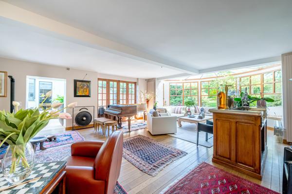 Grande maison familiale, beau jardin, calme.