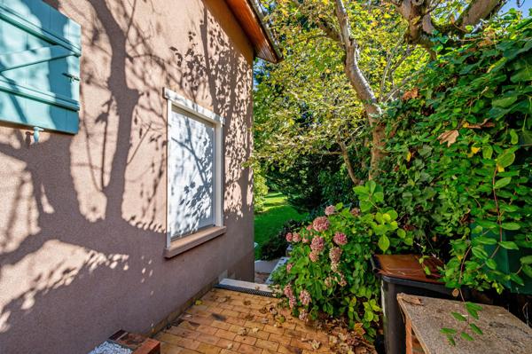 Grande maison familiale, beau jardin, calme.