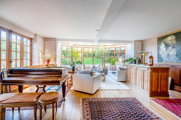 Grande maison familiale, beau jardin, calme.