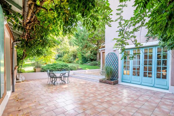 Grande maison familiale, beau jardin, calme.