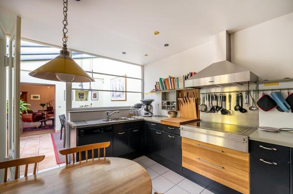 Grande maison familiale, beau jardin, calme.