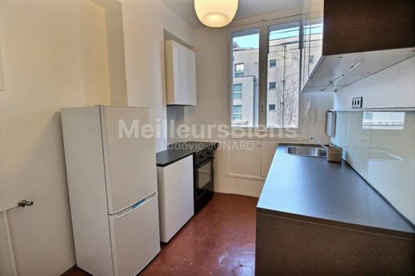 Appartement calme et lumineux dans immeuble Haussmannien bien entretenu, quartier commerçant de Mouton Duvernet