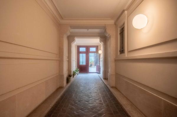 Appartement calme et lumineux dans immeuble Haussmannien bien entretenu, quartier commerçant de Mouton Duvernet