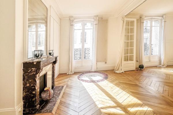 Appartement calme et lumineux dans immeuble Haussmannien bien entretenu, quartier commerçant de Mouton Duvernet