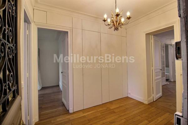 Appartement calme et lumineux dans immeuble Haussmannien bien entretenu, quartier commerçant de Mouton Duvernet