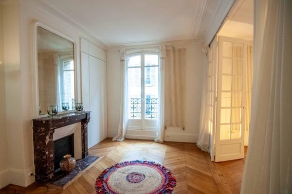 Appartement calme et lumineux dans immeuble Haussmannien bien entretenu, quartier commerçant de Mouton Duvernet