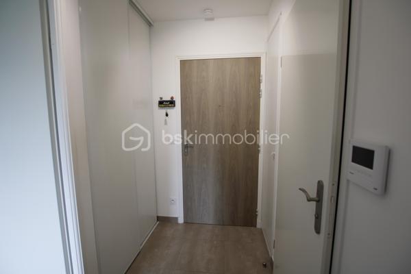 A Reau Situé au 2ᵉ étage d’une résidence récente construite en 2018, cet appartement est idéal pour un premier achat ou un investissement locatif.
Vous découvrirez un espace de vie fonctionnel et lumineux comprenant une entrée avec placard, un séjour avec cuisine ouverte ainsi qu’une vue dégagée sans vis-à-vis. Une grande salle de bain complète ce bien.
La résidence, sécurisée par digicode, interphone et vidéosurveillance, dispose également d’une place de stationnement privative en sous-sol.
Les atouts du bien :
Residence calme
Acsenceur
local velo
Faibles charges de copropriété
Taxe foncière 2024 : 498 €
DPE : C

Un appartement récent, confortable et bien entretenu, à découvrir sans tarder.