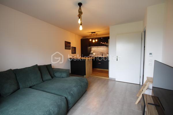 A Reau Situé au 2ᵉ étage d’une résidence récente construite en 2018, cet appartement est idéal pour un premier achat ou un investissement locatif.
Vous découvrirez un espace de vie fonctionnel et lumineux comprenant une entrée avec placard, un séjour avec cuisine ouverte ainsi qu’une vue dégagée sans vis-à-vis. Une grande salle de bain complète ce bien.
La résidence, sécurisée par digicode, interphone et vidéosurveillance, dispose également d’une place de stationnement privative en sous-sol.
Les atouts du bien :
Residence calme
Acsenceur
local velo
Faibles charges de copropriété
Taxe foncière 2024 : 498 €
DPE : C

Un appartement récent, confortable et bien entretenu, à découvrir sans tarder.