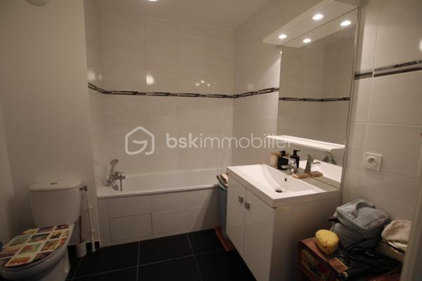 A Reau Situé au 2ᵉ étage d’une résidence récente construite en 2018, cet appartement est idéal pour un premier achat ou un investissement locatif.
Vous découvrirez un espace de vie fonctionnel et lumineux comprenant une entrée avec placard, un séjour avec cuisine ouverte ainsi qu’une vue dégagée sans vis-à-vis. Une grande salle de bain complète ce bien.
La résidence, sécurisée par digicode, interphone et vidéosurveillance, dispose également d’une place de stationnement privative en sous-sol.
Les atouts du bien :
Residence calme
Acsenceur
local velo
Faibles charges de copropriété
Taxe foncière 2024 : 498 €
DPE : C

Un appartement récent, confortable et bien entretenu, à découvrir sans tarder.