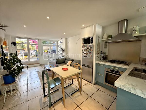 Niché au cœur du quartier prisé de Trespoey, au sein d’une élégante demeure bourgeoise, découvrez cet appartement atypique de 41,30 m², alliant caractère et qualité de vie.
Dès l’entrée, le charme opère : un espace de vie lumineux, ouvert sur une terrasse et un jardin à usage exclusif d’environ 50 m², véritable prolongement de l’appartement, rare sur le secteur.
La cuisine, entièrement équipée, s’intègre parfaitement à l’ensemble.
Côté nuit, une chambre spacieuse de 12 m² s’ouvre sur une salle d’eau aux prestations soignées, avec douche et matériaux de qualité.
Un cellier/dressing de 6 m² vient compléter intelligemment l’espace, apportant un confort de rangement appréciable au quotidien.
Enfin, une place de parking privative vient parfaire ce bien.
Un bien singulier, dans un environnement recherché, idéal pour un premier achat, un pied-à-terre ou un investissement patrimonial.
Une visite s'impose.