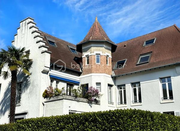 Niché au cœur du quartier prisé de Trespoey, au sein d’une élégante demeure bourgeoise, découvrez cet appartement atypique de 41,30 m², alliant caractère et qualité de vie.
Dès l’entrée, le charme opère : un espace de vie lumineux, ouvert sur une terrasse et un jardin à usage exclusif d’environ 50 m², véritable prolongement de l’appartement, rare sur le secteur.
La cuisine, entièrement équipée, s’intègre parfaitement à l’ensemble.
Côté nuit, une chambre spacieuse de 12 m² s’ouvre sur une salle d’eau aux prestations soignées, avec douche et matériaux de qualité.
Un cellier/dressing de 6 m² vient compléter intelligemment l’espace, apportant un confort de rangement appréciable au quotidien.
Enfin, une place de parking privative vient parfaire ce bien.
Un bien singulier, dans un environnement recherché, idéal pour un premier achat, un pied-à-terre ou un investissement patrimonial.
Une visite s'impose.