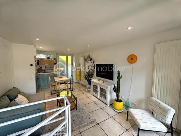 Niché au cœur du quartier prisé de Trespoey, au sein d’une élégante demeure bourgeoise, découvrez cet appartement atypique de 41,30 m², alliant caractère et qualité de vie.
Dès l’entrée, le charme opère : un espace de vie lumineux, ouvert sur une terrasse et un jardin à usage exclusif d’environ 50 m², véritable prolongement de l’appartement, rare sur le secteur.
La cuisine, entièrement équipée, s’intègre parfaitement à l’ensemble.
Côté nuit, une chambre spacieuse de 12 m² s’ouvre sur une salle d’eau aux prestations soignées, avec douche et matériaux de qualité.
Un cellier/dressing de 6 m² vient compléter intelligemment l’espace, apportant un confort de rangement appréciable au quotidien.
Enfin, une place de parking privative vient parfaire ce bien.
Un bien singulier, dans un environnement recherché, idéal pour un premier achat, un pied-à-terre ou un investissement patrimonial.
Une visite s'impose.