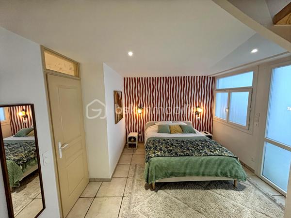 Niché au cœur du quartier prisé de Trespoey, au sein d’une élégante demeure bourgeoise, découvrez cet appartement atypique de 41,30 m², alliant caractère et qualité de vie.
Dès l’entrée, le charme opère : un espace de vie lumineux, ouvert sur une terrasse et un jardin à usage exclusif d’environ 50 m², véritable prolongement de l’appartement, rare sur le secteur.
La cuisine, entièrement équipée, s’intègre parfaitement à l’ensemble.
Côté nuit, une chambre spacieuse de 12 m² s’ouvre sur une salle d’eau aux prestations soignées, avec douche et matériaux de qualité.
Un cellier/dressing de 6 m² vient compléter intelligemment l’espace, apportant un confort de rangement appréciable au quotidien.
Enfin, une place de parking privative vient parfaire ce bien.
Un bien singulier, dans un environnement recherché, idéal pour un premier achat, un pied-à-terre ou un investissement patrimonial.
Une visite s'impose.