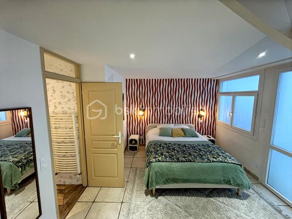 Niché au cœur du quartier prisé de Trespoey, au sein d’une élégante demeure bourgeoise, découvrez cet appartement atypique de 41,30 m², alliant caractère et qualité de vie.
Dès l’entrée, le charme opère : un espace de vie lumineux, ouvert sur une terrasse et un jardin à usage exclusif d’environ 50 m², véritable prolongement de l’appartement, rare sur le secteur.
La cuisine, entièrement équipée, s’intègre parfaitement à l’ensemble.
Côté nuit, une chambre spacieuse de 12 m² s’ouvre sur une salle d’eau aux prestations soignées, avec douche et matériaux de qualité.
Un cellier/dressing de 6 m² vient compléter intelligemment l’espace, apportant un confort de rangement appréciable au quotidien.
Enfin, une place de parking privative vient parfaire ce bien.
Un bien singulier, dans un environnement recherché, idéal pour un premier achat, un pied-à-terre ou un investissement patrimonial.
Une visite s'impose.