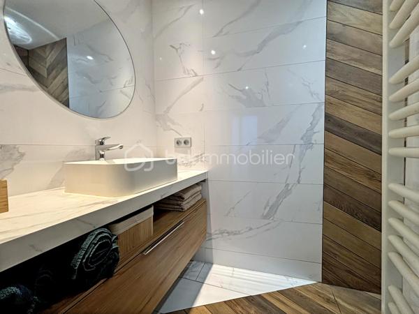 Niché au cœur du quartier prisé de Trespoey, au sein d’une élégante demeure bourgeoise, découvrez cet appartement atypique de 41,30 m², alliant caractère et qualité de vie.
Dès l’entrée, le charme opère : un espace de vie lumineux, ouvert sur une terrasse et un jardin à usage exclusif d’environ 50 m², véritable prolongement de l’appartement, rare sur le secteur.
La cuisine, entièrement équipée, s’intègre parfaitement à l’ensemble.
Côté nuit, une chambre spacieuse de 12 m² s’ouvre sur une salle d’eau aux prestations soignées, avec douche et matériaux de qualité.
Un cellier/dressing de 6 m² vient compléter intelligemment l’espace, apportant un confort de rangement appréciable au quotidien.
Enfin, une place de parking privative vient parfaire ce bien.
Un bien singulier, dans un environnement recherché, idéal pour un premier achat, un pied-à-terre ou un investissement patrimonial.
Une visite s'impose.