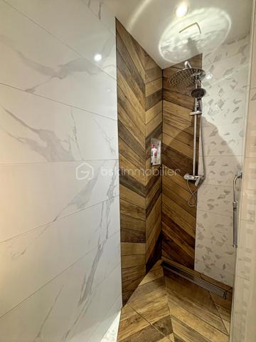 Niché au cœur du quartier prisé de Trespoey, au sein d’une élégante demeure bourgeoise, découvrez cet appartement atypique de 41,30 m², alliant caractère et qualité de vie.
Dès l’entrée, le charme opère : un espace de vie lumineux, ouvert sur une terrasse et un jardin à usage exclusif d’environ 50 m², véritable prolongement de l’appartement, rare sur le secteur.
La cuisine, entièrement équipée, s’intègre parfaitement à l’ensemble.
Côté nuit, une chambre spacieuse de 12 m² s’ouvre sur une salle d’eau aux prestations soignées, avec douche et matériaux de qualité.
Un cellier/dressing de 6 m² vient compléter intelligemment l’espace, apportant un confort de rangement appréciable au quotidien.
Enfin, une place de parking privative vient parfaire ce bien.
Un bien singulier, dans un environnement recherché, idéal pour un premier achat, un pied-à-terre ou un investissement patrimonial.
Une visite s'impose.