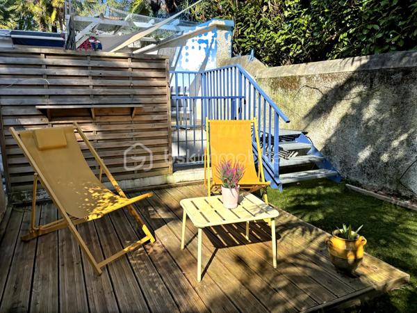 Niché au cœur du quartier prisé de Trespoey, au sein d’une élégante demeure bourgeoise, découvrez cet appartement atypique de 41,30 m², alliant caractère et qualité de vie.
Dès l’entrée, le charme opère : un espace de vie lumineux, ouvert sur une terrasse et un jardin à usage exclusif d’environ 50 m², véritable prolongement de l’appartement, rare sur le secteur.
La cuisine, entièrement équipée, s’intègre parfaitement à l’ensemble.
Côté nuit, une chambre spacieuse de 12 m² s’ouvre sur une salle d’eau aux prestations soignées, avec douche et matériaux de qualité.
Un cellier/dressing de 6 m² vient compléter intelligemment l’espace, apportant un confort de rangement appréciable au quotidien.
Enfin, une place de parking privative vient parfaire ce bien.
Un bien singulier, dans un environnement recherché, idéal pour un premier achat, un pied-à-terre ou un investissement patrimonial.
Une visite s'impose.