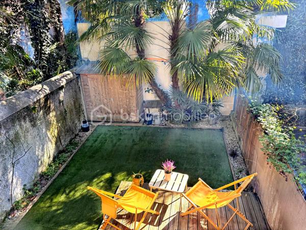 Niché au cœur du quartier prisé de Trespoey, au sein d’une élégante demeure bourgeoise, découvrez cet appartement atypique de 41,30 m², alliant caractère et qualité de vie.
Dès l’entrée, le charme opère : un espace de vie lumineux, ouvert sur une terrasse et un jardin à usage exclusif d’environ 50 m², véritable prolongement de l’appartement, rare sur le secteur.
La cuisine, entièrement équipée, s’intègre parfaitement à l’ensemble.
Côté nuit, une chambre spacieuse de 12 m² s’ouvre sur une salle d’eau aux prestations soignées, avec douche et matériaux de qualité.
Un cellier/dressing de 6 m² vient compléter intelligemment l’espace, apportant un confort de rangement appréciable au quotidien.
Enfin, une place de parking privative vient parfaire ce bien.
Un bien singulier, dans un environnement recherché, idéal pour un premier achat, un pied-à-terre ou un investissement patrimonial.
Une visite s'impose.