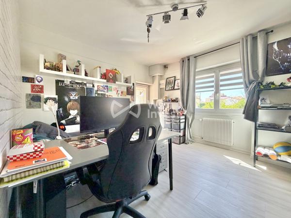 Maison avec cachet de type 5 de 113 m² habitables, garage, piscine et jardin.