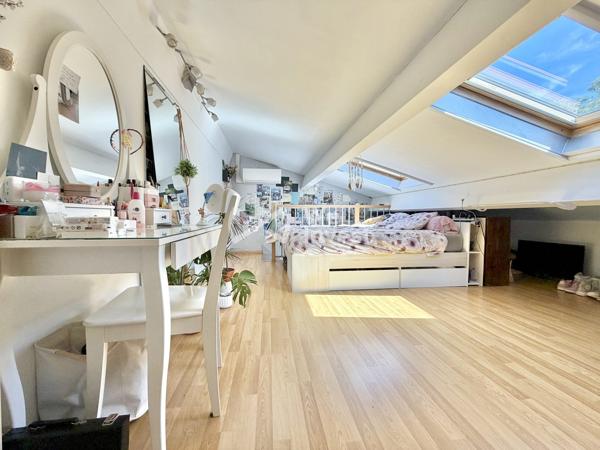 Maison avec cachet de type 5 de 113 m² habitables, garage, piscine et jardin.