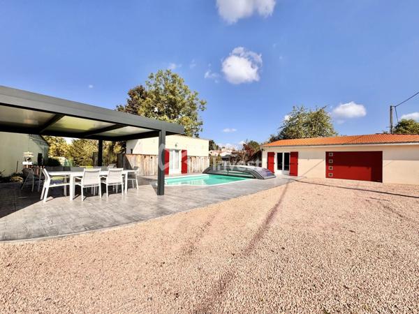 Maison avec cachet de type 5 de 113 m² habitables, garage, piscine et jardin.