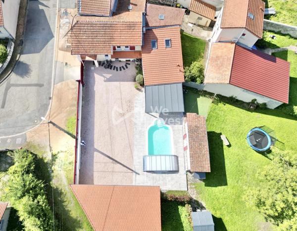 Maison avec cachet de type 5 de 113 m² habitables, garage, piscine et jardin.