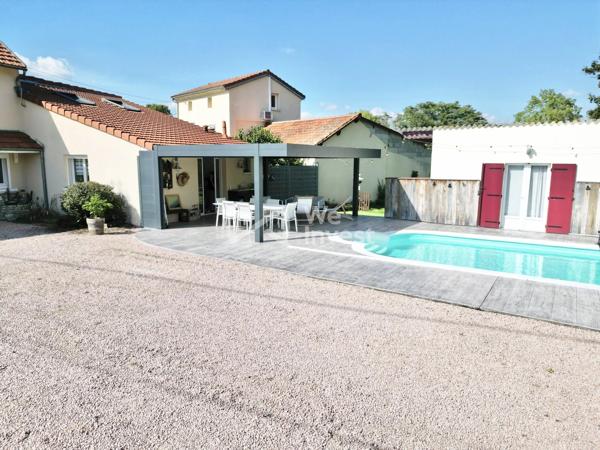 Maison avec cachet de type 5 de 113 m² habitables, garage, piscine et jardin.