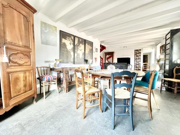 Maison avec cachet de type 5 de 113 m² habitables, garage, piscine et jardin.