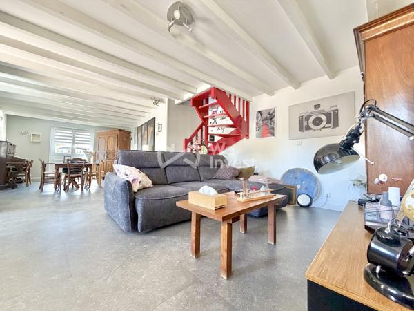 Maison avec cachet de type 5 de 113 m² habitables, garage, piscine et jardin.