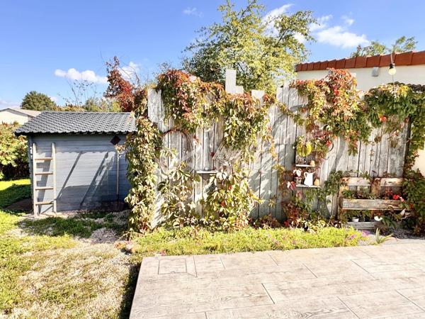 Maison avec cachet de type 5 de 113 m² habitables, garage, piscine et jardin.