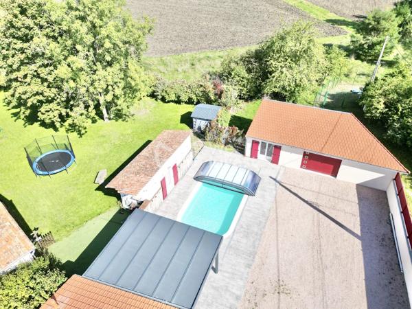 Maison avec cachet de type 5 de 113 m² habitables, garage, piscine et jardin.